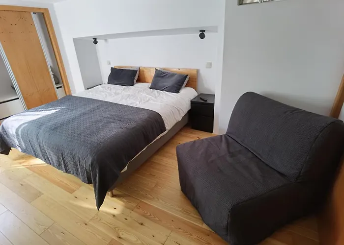 Проживание в семье Fernandes House *